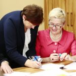 Kielce. 16.12.2019. Podpisanie umów w urzędzie marszałkowskim. Na zdjęciu (od lewej): Teresa Poświat -skarbnik gminy Łopuszno, Irena Marcisz - wójt gminy Łopuszno / Wiktor Taszłow / Radio Kielce