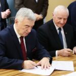 Kielce. 16.12.2019. Podpisanie umów w urzędzie marszałkowskim. Na zdjęciu (od lewej): Andrzej Bętkowski - marszałek województwa świętokrzyskiego, Marek Jońca - członek zarządu województwa świętokrzyskiego / Wiktor Taszłow / Radio Kielce