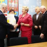 Kielce. 16.12.2019. Podpisanie umów w urzędzie marszałkowskim. Na zdjęciu (od lewej): Andrzej Bętkowski - marszałek województwa świętokrzyskiego,Teresa Poświat -skarbnik gminy Łopuszno, Irena Marcisz - wójt gminy Łopuszno, Marek Jońca - członek zarządu województwa świętokrzyskiego, Grzegorz Banaś / Wiktor Taszłow / Radio Kielce