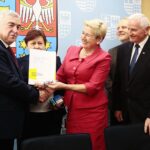 Kielce. 16.12.2019. Podpisanie umów w urzędzie marszałkowskim. Na zdjęciu (od lewej): Andrzej Bętkowski - marszałek województwa świętokrzyskiego,Teresa Poświat -skarbnik gminy Łopuszno, Irena Marcisz - wójt gminy Łopuszno, Marek Jońca - członek zarządu województwa świętokrzyskiego, Grzegorz Banaś / Wiktor Taszłow / Radio Kielce