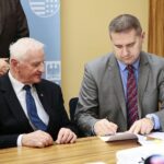 Kielce. 16.12.2019. Podpisanie umów w urzędzie marszałkowskim. Na zdjęciu (od lewej): Marek Jońca - członek zarządu województwa świętokrzyskiego, Paweł Wójcik - burmistrz Miasta i Gminy Chmielnik / Wiktor Taszłow / Radio Kielce