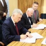 Kielce. 16.12.2019. Podpisanie umów w urzędzie marszałkowskim. Na zdjęciu (od lewej): Andrzej Bętkowski - marszałek województwa świętokrzyskiego, Marek Jońca - członek zarządu województwa świętokrzyskiego, Paweł Wójcik - burmistrz Miasta i Gminy Chmielnik / Wiktor Taszłow / Radio Kielce