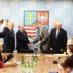 Kielce. 16.12.2019. Podpisanie umów w urzędzie marszałkowskim. Na zdjęciu (od lewej): Andrzej Bętkowski - marszałek województwa świętokrzyskiego, Marek Bogusławski - członek Zarządu Województwa Świętokrzyskiego, Paweł Wójcik - burmistrz Miasta i Gminy Chmielnik, Marek Jońca - członek zarządu województwa świętokrzyskiego, Grzegorz Banaś / Wiktor Taszłow / Radio Kielce