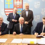 Kielce. 16.12.2019. Podpisanie umów w urzędzie marszałkowskim. Na zdjęciu (od lewej): Andrzej Bętkowski - marszałek województwa świętokrzyskiego, Marek Bogusławski - członek Zarządu Województwa Świętokrzyskiego, Marek Jońca - członek zarządu województwa świętokrzyskiego, Grzegorz Banaś, Bogdan Wenta – prezydent miasta Kielce / Wiktor Taszłow / Radio Kielce