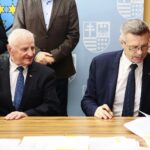 Kielce. 16.12.2019. Podpisanie umów w urzędzie marszałkowskim. Na zdjęciu (od lewej): Marek Jońca - członek zarządu województwa świętokrzyskiego, Bogdan Wenta – prezydent miasta Kielce / Wiktor Taszłow / Radio Kielce