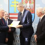 Kielce. 16.12.2019. Podpisanie umów w urzędzie marszałkowskim. Na zdjęciu (od lewej): Andrzej Bętkowski - marszałek województwa świętokrzyskiego, Marek Bogusławski - członek Zarządu Województwa Świętokrzyskiego, Bogdan Wenta – prezydent miasta Kielce, Marek Jońca - członek zarządu województwa świętokrzyskiego, Grzegorz Banaś / Wiktor Taszłow / Radio Kielce