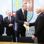 Kielce. 16.12.2019. Podpisanie umów w urzędzie marszałkowskim. Na zdjęciu (od lewej): Andrzej Bętkowski - marszałek województwa świętokrzyskiego, Marek Bogusławski - członek Zarządu Województwa Świętokrzyskiego, Bogdan Wenta – prezydent miasta Kielce, Marek Jońca - członek zarządu województwa świętokrzyskiego, Grzegorz Banaś / Wiktor Taszłow / Radio Kielce