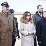 Kielce. 16.12.2019. Nowe pojazdy elektryczne przekazane świętokrzyskiej policji. Na zdjęciu (od lewej): ksiądz ppłk Grzegorz Kamiński, Agata Wojtyszek - poseł, Ryszard Gliwiński - prezes WFOŚiG / Wiktor Taszłow / Radio Kielce