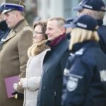 Kielce. 16.12.2019. Nowe pojazdy elektryczne przekazane świętokrzyskiej policji. Na zdjęciu (od lewej): ksiądz ppłk Grzegorz Kamiński, Agata Wojtyszek - poseł, Ryszard Gliwiński - prezes WFOŚiG / Wiktor Taszłow / Radio Kielce