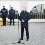 Kielce. 16.12.2019. Nowe pojazdy elektryczne przekazane świętokrzyskiej policji. Przemawia Ryszard Gliwiński - prezes WFOŚiG / Wiktor Taszłow / Radio Kielce