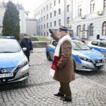 Kielce. 16.12.2019. Nowe pojazdy elektryczne przekazane świętokrzyskiej policji. Na zdjęciu: ksiądz ppłk Grzegorz Kamiński / Wiktor Taszłow / Radio Kielce