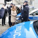 Kielce. 16.12.2019. Nowe pojazdy elektryczne przekazane świętokrzyskiej policji. Na zdjęciu (w środku): Agata Wojtyszek - poseł, Paweł Dzierżak - komendant Wojewódzki Policji w Kielcach / Wiktor Taszłow / Radio Kielce