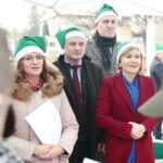 Kielce. 16.12.2019. Akcja "Ekologiczne Święta z WFOŚiGW w Kielcach". Na zdjęciu (od lewej): Agata Wojtyszek - poseł, Rafał Nowak - wicewojewoda świętokrzyski, Grzegorz Socha - wiceprezes WFOŚiGW, Anna Krupka - wiceminister sportu / Wiktor Taszłow / Radio Kielce