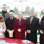 Kielce. 16.12.2019. Akcja "Ekologiczne Święta z WFOŚiGW w Kielcach". Na zdjęciu (od lewej): Agata Wojtyszek - poseł, Grzegorz Socha - wiceprezes WFOŚiGW, Ryszard Gliwiński - prezes WFOŚiGW, Anna Krupka - wiceminister sportu, Krzysztof Słoń – senator, Rafał Nowak - wicewojewoda świętokrzyski / Wiktor Taszłow / Radio Kielce