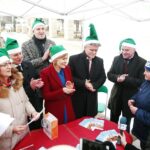 Kielce. 16.12.2019. Akcja "Ekologiczne Święta z WFOŚiGW w Kielcach". Na zdjęciu (od lewej): Agata Wojtyszek - poseł, Ryszard Gliwiński - prezes WFOŚiG, Grzegorz Socha - wiceprezes WFOŚiGW, Anna Krupka - wiceminister sportu,  Krzysztof Słoń – senator, Rafał Nowak - wicewojewoda świętokrzyski / Wiktor Taszłow / Radio Kielce