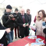 Kielce. 16.12.2019. Akcja "Ekologiczne Święta z WFOśiGW w Kielcach". Na zdjęciu (od lewej): Ryszard Gliwiński - prezes WFOŚiG, (trzeci z lewej) Rafał Nowak - wicewojewoda świętokrzyski, Agata Wojtyszek - poseł / Wiktor Taszłow / Radio Kielce