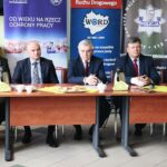 Kielce. 17.12.2019. Rozstrzygnięcie 17. edycji konkursu "Pomóż Dzieciom Bezpiecznie Spędzić Wakacje". Na zdjęciu (od lewej): Adam Derza - Okręgowy Inspektor Pracy w Kielcach, Rafał Nowak - wicewojewoda świętokrzyski, Andrzej Bętkowski - marszałek województwa świętokrzyskiego, Zbigniew Duda - dyrektor WORD w Kielcach, insp. Artur Bielecki - zastępca komendanta wojewódzkiego policji w Kielcach / Wiktor Taszłow / Radio Kielce