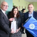 Kielce. 17.12.2019. Rozstrzygnięcie 17. edycji konkursu "Pomóż Dzieciom Bezpiecznie Spędzić Wakacje". Nagrodę wręcza Adam Derza - Okręgowy Inspektor Pracy w Kielcach / Wiktor Taszłow / Radio Kielce