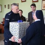 Kielce. 17.12.2019. Rozstrzygnięcie 17. edycji konkursu "Pomóż Dzieciom Bezpiecznie Spędzić Wakacje". Nagrodę wręcza insp. Artur Bielecki - zastępca komendanta wojewódzkiego policji w Kielcach / Wiktor Taszłow / Radio Kielce