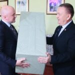 Kielce. 17.12.2019. Rozstrzygnięcie 17. edycji konkursu "Pomóż Dzieciom Bezpiecznie Spędzić Wakacje". Na zdjęciu Rafał Nowak - wicewojewoda świętokrzyski, Robert Jaworski - burmistrz Chęcin / Wiktor Taszłow / Radio Kielce