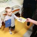 Kielce. 18.12.2019. Polskie Towarzystwo Wspierania Osób z Nieswoistymi Zapaleniami Jelita "J-elita" wręcza sprzęt dla pacjentów dziecięcego oddziału gastroenterologicznego / Wiktor Taszłow / Radio Kielce