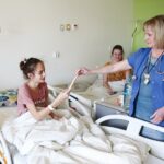 Kielce. 18.12.2019. Polskie Towarzystwo Wspierania Osób z Nieswoistymi Zapaleniami Jelita "J-elita" wręcza sprzęt dla pacjentów dziecięcego oddziału gastroenterologicznego. Na zdjęciu (od prawej): dr Beatą Gładysiewicz - gastroenterolog, specjalista chorób dziecięcych / Wiktor Taszłow / Radio Kielce