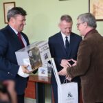 Kielce. 17.12.2019. Rozstrzygnięcie 17. edycji konkursu "Pomóż Dzieciom Bezpiecznie Spędzić Wakacje". Na zdjęciu (od lewej): Zbigniew Duda - dyrektor WORD w Kielcach, Jarosław Ziemniak - wicedyrektor KRUS, Zbigniew Piś – skarbnik gminy Czarnocin / Wiktor Taszłow / Radio Kielce