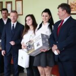 Kielce. 17.12.2019. Rozstrzygnięcie 17. edycji konkursu "Pomóż Dzieciom Bezpiecznie Spędzić Wakacje". Nagrodę wręcza  Jarosław Ziemniak - wicedyrektor KRUS i Zbigniew Duda - dyrektor WORD w Kielcach / Wiktor Taszłow / Radio Kielce