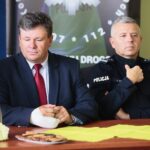 Kielce. 17.12.2019. Rozstrzygnięcie 17. edycji konkursu "Pomóż Dzieciom Bezpiecznie Spędzić Wakacje". Na zdjęciu (od lewej): Zbigniew Duda - dyrektor WORD w Kielcach, insp. Artur Bielecki - zastępca komendanta wojewódzkiego policji w Kielcach / Wiktor Taszłow / Radio Kielce