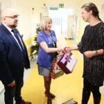 Kielce. 18.12.2019. Polskie Towarzystwo Wspierania Osób z Nieswoistymi Zapaleniami Jelita "J-elita" wręcza sprzęt dla pacjentów dziecięcego oddziału gastroenterologicznego. Na zdjęciu (od lewej): Bartosz Stemplewski - dyrektor Wojewódzkiego Szpitala Zespolonego w Kielcach, dr Beatą Gładysiewicz - gastroenterolog, specjalista chorób dziecięcych, Magdalena Fogiel-Litwinek / Wiktor Taszłow / Radio Kielce