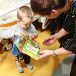 Kielce. 18.12.2019. Polskie Towarzystwo Wspierania Osób z Nieswoistymi Zapaleniami Jelita "J-elita" wręcza sprzęt dla pacjentów dziecięcego oddziału gastroenterologicznego / Wiktor Taszłow / Radio Kielce