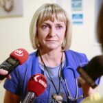 Kielce. 18.12.2019. Polskie Towarzystwo Wspierania Osób z Nieswoistymi Zapaleniami Jelita "J-elita" wręcza sprzęt dla pacjentów dziecięcego oddziału gastroenterologicznego. Na zdjęciu: dr Beatą Gładysiewicz - gastroenterolog, specjalista chorób dziecięcych / Wiktor Taszłow / Radio Kielce