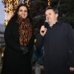 18.12.2019 Staszów. Choinki dla słuchaczy Radia Kielce. Na zdjęciu (od lewej): Magdalena Sitek - Radio Kielce i Leszek Kopeć - burmistrz Staszowa / Wiktor Taszlow / Radio Kielce