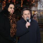 18.12.2019 Staszów. Choinki dla słuchaczy Radia Kielce. Na zdjęciu (od lewej): Magdalena Sitek - Radio Kielce i Leszek Kopeć - burmistrz Staszowa / Wiktor Taszlow / Radio Kielce