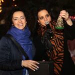 18.12.2019 Staszów. Choinki dla słuchaczy Radia Kielce. Na zdjęciu (od lewej): Lucyna Gozdek - artystka i Magdalena Sitek - Radio Kielce / Wiktor Taszlow / Radio Kielce