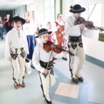 Kielce. 19.12.2019. Kolędowanie zespołu "Majeranki" w Świętokrzyskim Centrum Onkologii / Wiktor Taszłow / Radio Kielce