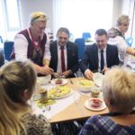 Kielce. 19.12.2019. Spotkanie wigilijne w starostwie. Na zdjęciu (od lewej): Mariusz Ściana – członek zarządu powiatu w Kielcach, Mirosław Gębski – starosta kielecki, Cezary Majcher – członek zarządu powiatu w Kielcach / Wiktor Taszłow / Radio Kielce