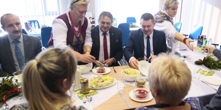 Kielce. 19.12.2019. Spotkanie wigilijne w starostwie. Na zdjęciu (od lewej): Mariusz Ściana – członek zarządu powiatu w Kielcach, Mirosław Gębski – starosta kielecki, Cezary Majcher – członek zarządu powiatu w Kielcach / Wiktor Taszłow / Radio Kielce