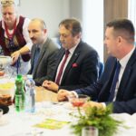 Kielce. 19.12.2019. Spotkanie wigilijne w starostwie. Na zdjęciu (od lewej): Mariusz Ściana – członek zarządu powiatu w Kielcach, Mirosław Gębski – starosta kielecki, Cezary Majcher – członek zarządu powiatu w Kielcach / Wiktor Taszlow / Radio Kielce