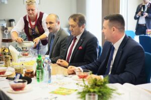 Kielce. 19.12.2019. Spotkanie wigilijne w starostwie. Na zdjęciu (od lewej): Mariusz Ściana – członek zarządu powiatu w Kielcach, Mirosław Gębski – starosta kielecki, Cezary Majcher – członek zarządu powiatu w Kielcach / Wiktor Taszlow / Radio Kielce