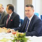 Kielce. 19.12.2019. Spotkanie wigilijne w starostwie. Na zdjęciu (od lewej): Mariusz Ściana – członek zarządu powiatu w Kielcach, Mirosław Gębski – starosta kielecki, Cezary Majcher – członek zarządu powiatu w Kielcach / Wiktor Taszlow / Radio Kielce