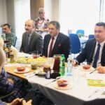 Kielce. 19.12.2019. Spotkanie wigilijne w starostwie. Na zdjęciu (od prawej): Cezary Majcher – członek zarządu powiatu w Kielcach, Mirosław Gębski – starosta kielecki, Mariusz Ściana – członek zarządu powiatu w Kielcach, / Wiktor Taszlow / Radio Kielce