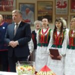 22.12.2019 Ostrowiec Świętokrzyski. Spotkanie opłatkowe PiS. Na zdjęciu senator Jarosław Rusiecki i zespół Kunowianie / Emilia Sitarska / Radio Kielce