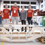 02.12.2019. Białystok. Studenci Politechniki Świętokrzyskiej  podczas konkursu drewnianych mostów / Politechnika Białostocka
