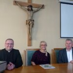 Ksiądz Łukasz Zygmunt - dyrektor Papieskich Dzieł Misyjnych Diecezji Kieleckiej, Monika Szabra, Władysław Burzawa - współorganizator akcji / Iwona Murawska / Radio Kielce