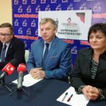 30.12.2019. Ostrowiec. Konferencja poświęcona organizacji Biegu Tropem Wilczym. Na zdjęciu (od lewej): Dariusz Kaszuba - Jednostka Strzelecka, senator Jarosław Rusiecki, radna Grażyna Maj / Anna Głąb / Radio Kielce