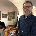 13.12.2019 Sandomierz. Uczniowie pisali listy w ramach akcji Amnesty International. Na zdjęciu: Waldemar Białousz - nauczyciel w I LO Collegium Gostomianum w Sandomierzu / Grażyna Szlęzak-Wójcik / Radio Kielce