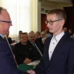 01.12.2019 Łoniów. Wręczenie nagród finansowych najlepszym uczniom. Na zdjęciu: Szymon Kołacz - wójt gminy Łoniów przekazuje stypendium dla Dominika Wałaszczyka / Grażyna Szlęzak-Wójcik / Radio Kielce