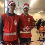 07.12.2019 Sandomierz. Przedświąteczna zbiórka żywności przeprowadzona przez Caritas Diecezji Sandomierskiej. Na zdjęciu wolontariusze: Eryk Tomczyk i Maks Kargul / Grażyna Szlęzak-Wójcik / Radio Kielce