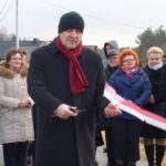13.12.2019. Miłkowska Karczma. Uroczyste otwarcie wyremontowanej drogi. Na zdjęciu: wstęgę przecina burmistrz Kunowa Lech Łodej / Emilia Sitarska / Radio Ostrowiec